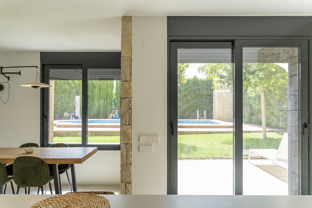 Ventanales grandes, un must para la arquitectura y diseño de interiores biofílico